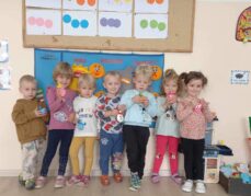 Balonowe gniotki wykonane przez Motylki na zajęciach z pedagogiem szkolnym.